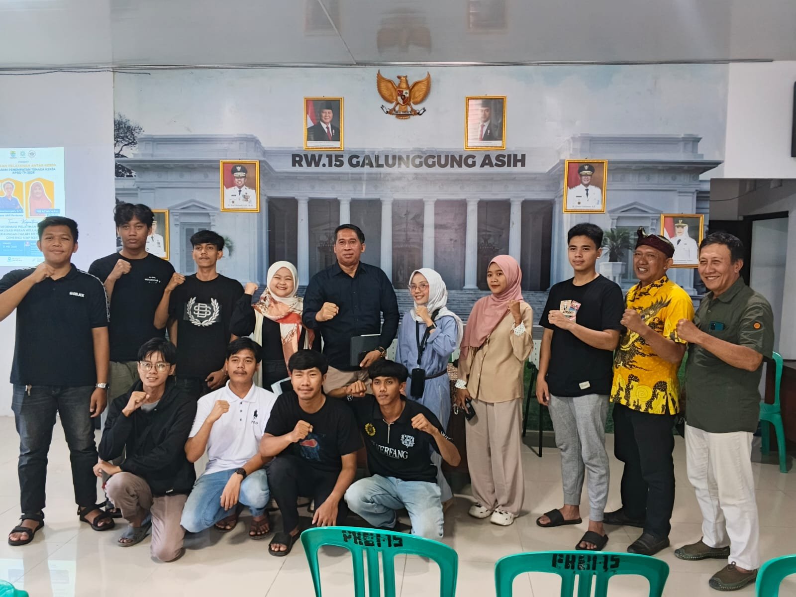 Kegiatan Sosialisasi peran keluarga serta lingkungan dalam menyiapkan generasi siap kerja oleh Disnaker di Bapermas Rw 15 Galunggung Asih Kelurahan Kecapi.