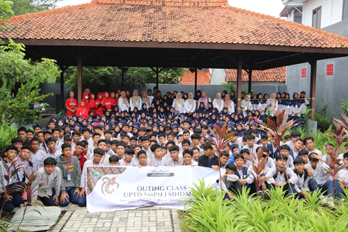 Kampung Wisata Keberagaman dan Batik Proklim Lestari RW.08 Merbabu Asih menerima kunjungan untuk Outing Class dari SMP Negeri 1 Sindang Indramayu untuk belajar membatik tanpa canting
