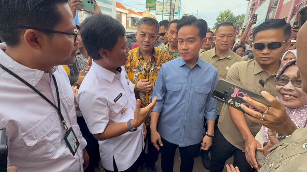 Wali Kota Cirebon Dampingi Wapres Gibran Tinjau Harga Kebutuhan Pokok, Sekolah Rakyat, dan Cek Kesehatan Gratis
