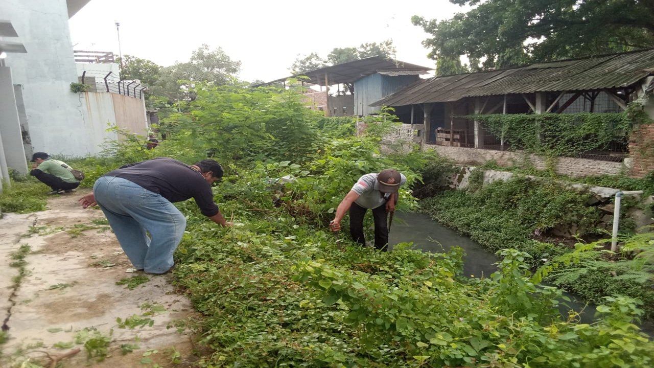 Aksi Bersih-bersih sungai Cikenis